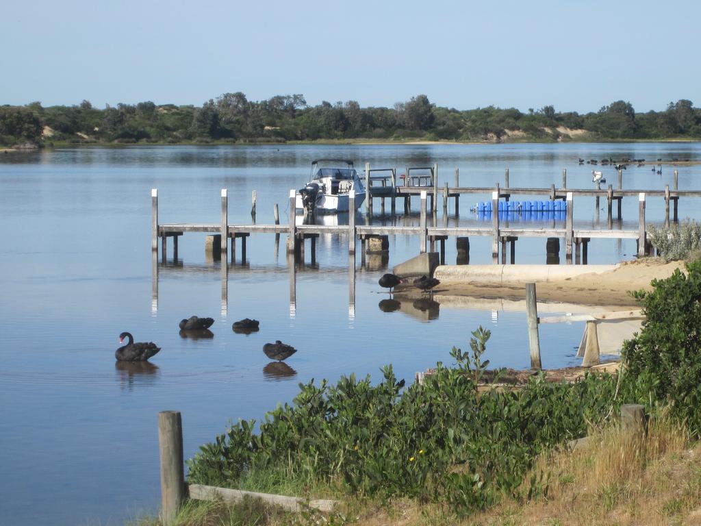 Lakes Entrance Waterfront Cottages With King Beds Εξωτερικό φωτογραφία